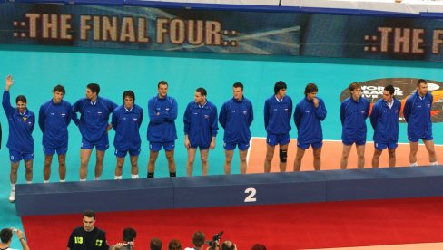 VREMEPLOV BAJKA TRAJALA 22 MINUTA: Odbojkaši SiCG u finalu Svetske lige 10. jula 2005. u Beogradskoj areni izgubili od Brazila sa 3:1 VREMEPLOV BAJKA TRAJALA 22 MINUTA: Odbojkaši SiCG u finalu Svetske lige 10. jula 2005. u Beogradskoj areni izgubili od Brazila sa 3:1