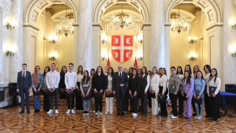 VUČEVIĆ URUČIO UGOVORE O STIPENDIJAMA: Mladi ljudi daju novu snagu i energiju Ministarstvu odbrane i Vojsci Srbije (FOTO)