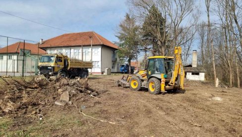 GRAĐEVINSKA OPERATIVA JAVNOG PREDUZEĆA OPŠTINE SOPOT MAKSIMALNO ANGAŽOVANA: Sređuju dvorište u Rogači GRAĐEVINSKA OPERATIVA JAVNOG PREDUZEĆA OPŠTINE SOPOT MAKSIMALNO ANGAŽOVANA: Sređuju dvorište u Rogači