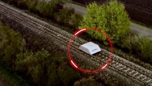 KAO NLO: Šta je to snimljeno? Lebdi iznad pruge - 200 km/h (VIDEO) KAO NLO: Šta je to snimljeno? Lebdi iznad pruge - 200 km/h (VIDEO)