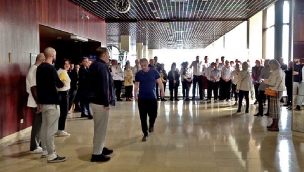 СВИ ЗАПОСЛЕНИ У ИНСТИТУТУ ИГАЛО У ШТРАЈКУ ОД 25. МАРТА: Обуставу рада започели угоститељски радници СВИ ЗАПОСЛЕНИ У ИНСТИТУТУ ИГАЛО У ШТРАЈКУ ОД 25. МАРТА: Обуставу рада започели угоститељски радници