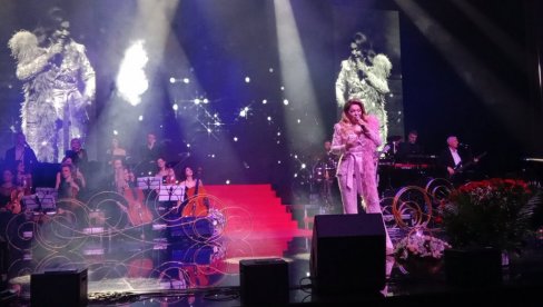 SVE OVO JE VREDELO: Neda Ukraden zasijala u punom sjaju na solističkom koncertu u Beogradu (FOTO/VIDEO) SVE OVO JE VREDELO: Neda Ukraden zasijala u punom sjaju na solističkom koncertu u Beogradu (FOTO/VIDEO)