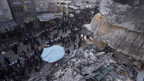 SAHRANJENA PORED MAJKE: Tuga u Gazi - Umrla beba spasena iz stomaka porodilje na samrti (FOTO)