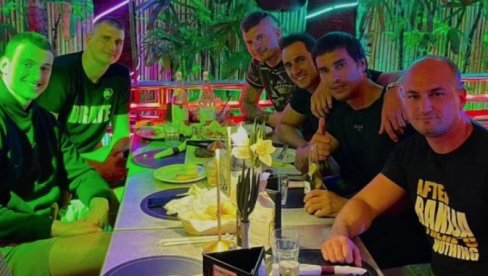 NIJE ZABORAVIO DEJANA MILOJEVIĆA! Nikola Jokić nazdravljao rakijom u srpskom noćnom klubu, a jedan detalj je poseban (VIDEO) NIJE ZABORAVIO DEJANA MILOJEVIĆA! Nikola Jokić nazdravljao rakijom u srpskom noćnom klubu, a jedan detalj je poseban (VIDEO)