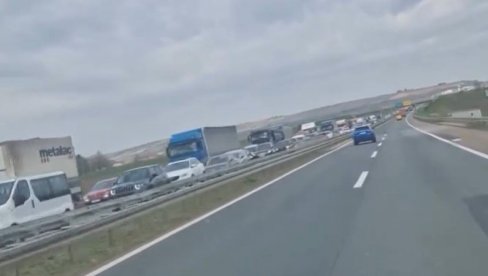 TEŽAK UDES KOD ISKLJUČENJA ZA BEŠKU: Stvorile se kilometarske gužve (VIDEO) TEŽAK UDES KOD ISKLJUČENJA ZA BEŠKU: Stvorile se kilometarske gužve (VIDEO)