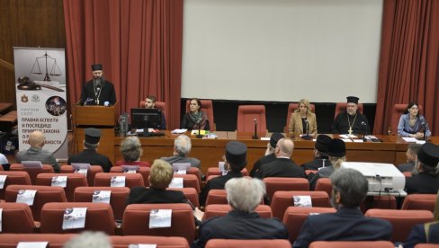SRBI NEĆE GOVORITI RODNO OSETLJIVIM JEZIKOM: Patrijarh Porfirije i pravnici upozorili na pogubne posledice Zakona o rodnoj ravnopravnosti SRBI NEĆE GOVORITI RODNO OSETLJIVIM JEZIKOM: Patrijarh Porfirije i pravnici upozorili na pogubne posledice Zakona o rodnoj ravnopravnosti