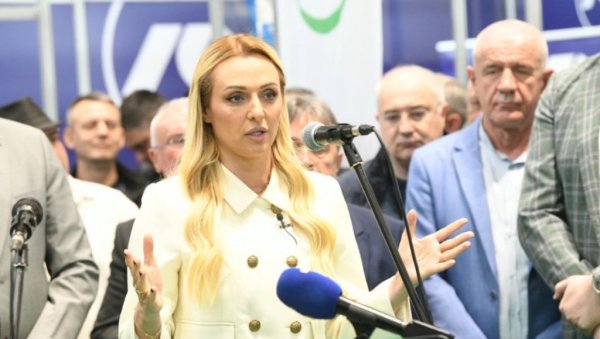 ТАНАСКОВИЋЕВА ОТВОРИЛА САЈАМ ПОЉОПРИВРЕДЕ У ШАПЦУ: Најдомаћин има свој штанд (ФОТО) ТАНАСКОВИЋЕВА ОТВОРИЛА САЈАМ ПОЉОПРИВРЕДЕ У ШАПЦУ: Најдомаћин има свој штанд (ФОТО)