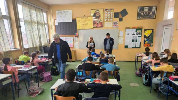 „ПАЖЉИВКОВА СМОТРА“ У ПАРАЋИНУ: Одржана школска такмичења са око 1.200 ученика (ФОТО) „ПАЖЉИВКОВА СМОТРА“ У ПАРАЋИНУ: Одржана школска такмичења са око 1.200 ученика (ФОТО)