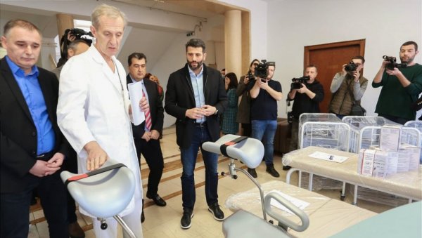 ШАПИЋ О АКЦИЈИ БЕБИ ПАРКИНГ МЕСТО: Прикупљени новац се улаже директно у опремање породилишта (ФОТО) ШАПИЋ О АКЦИЈИ БЕБИ ПАРКИНГ МЕСТО: Прикупљени новац се улаже директно у опремање породилишта (ФОТО)