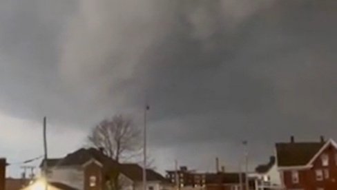 KUĆE SRAVNJENE SA ZEMLJOM, IMA I MRTVIH: Tornado napravio haos, jezivi snimci kruže internetom (VIDEO) KUĆE SRAVNJENE SA ZEMLJOM, IMA I MRTVIH: Tornado napravio haos, jezivi snimci kruže internetom (VIDEO)