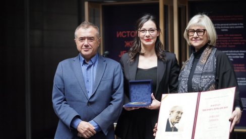 Autorki Jovani Dišić svečano uručena Nagrada „Miloša Crnjanskog” Autorki Jovani Dišić svečano uručena Nagrada „Miloša Crnjanskog”