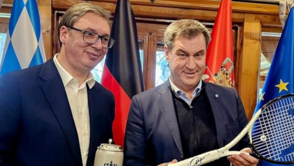 ВУЧИЋ И ЗЕДЕР РАЗМЕНИЛИ ПОКЛОНЕ: Специјалан дар за председника Владе Баварске - Ово ће понети из Београда (ФОТО) ВУЧИЋ И ЗЕДЕР РАЗМЕНИЛИ ПОКЛОНЕ: Специјалан дар за председника Владе Баварске - Ово ће понети из Београда (ФОТО)