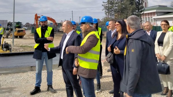У ЈУЛСКОМ НЕВРЕМЕНУ ПРЕТРПЕЛА ВЕЛИКУ ШТЕТУ: Градоначелник Ђурић посетио градилиште у футошкој основној школи У ЈУЛСКОМ НЕВРЕМЕНУ ПРЕТРПЕЛА ВЕЛИКУ ШТЕТУ: Градоначелник Ђурић посетио градилиште у футошкој основној школи