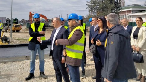 U JULSKOM NEVREMENU PRETRPELA VELIKU ŠTETU: Gradonačelnik Đurić posetio gradilište u futoškoj osnovnoj školi U JULSKOM NEVREMENU PRETRPELA VELIKU ŠTETU: Gradonačelnik Đurić posetio gradilište u futoškoj osnovnoj školi