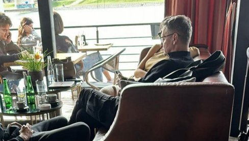 ĆUTA - DVOLIČNI ĐILASOVAC: Držao konferenciju ispred Generalštaba, pa otišao u Beograd na vodi (FOTO) ĆUTA - DVOLIČNI ĐILASOVAC: Držao konferenciju ispred Generalštaba, pa otišao u Beograd na vodi (FOTO)
