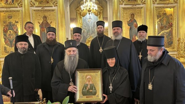 ПАТРИЈАРХ СТИГАО У ПОКРОВСКИ МАНАСТИР: Поклонио се моштима Свете Матроне Московске (ФОТО) ПАТРИЈАРХ СТИГАО У ПОКРОВСКИ МАНАСТИР: Поклонио се моштима Свете Матроне Московске (ФОТО)