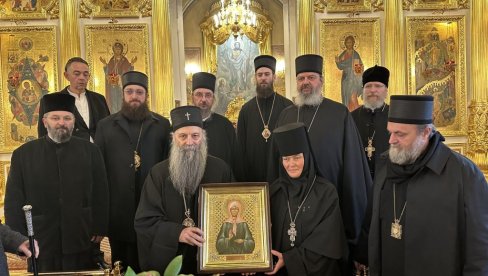 PATRIJARH STIGAO U POKROVSKI MANASTIR: Poklonio se moštima Svete Matrone Moskovske (FOTO) PATRIJARH STIGAO U POKROVSKI MANASTIR: Poklonio se moštima Svete Matrone Moskovske (FOTO)
