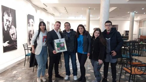 ZA MOMIROVO LEČENJE SAKUPILI 60 HILJADA DINARA: U Jagodini održana humanitarna projekcija filma “Ploča” ZA MOMIROVO LEČENJE SAKUPILI 60 HILJADA DINARA: U Jagodini održana humanitarna projekcija filma “Ploča”