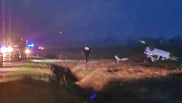 У РЕНОУ СТРАДАЛИ МУШКАРЦИ СТАРИ 37 И 28 ГОДИНА: Нови детаљи саобраћајне несреће код Темерина (ФОТО) У РЕНОУ СТРАДАЛИ МУШКАРЦИ СТАРИ 37 И 28 ГОДИНА: Нови детаљи саобраћајне несреће код Темерина (ФОТО)