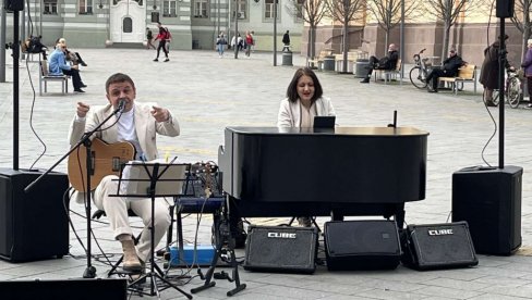 EVOCIRALI USPOMENU NA ĐORĐA BALAŠEVIĆA: Koncert za piano i gitaru pod otvorenim nebom, u centru Zrenjanina (VIDEO) EVOCIRALI USPOMENU NA ĐORĐA BALAŠEVIĆA: Koncert za piano i gitaru pod otvorenim nebom, u centru Zrenjanina (VIDEO)