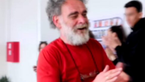 GORANE, SADA VI BEŽITE... Scena koja je oduševila celu Srbiju: Ovako su gimnazijalci iz Obrenovca ispratili profesora u penziju (VIDEO) GORANE, SADA VI BEŽITE... Scena koja je oduševila celu Srbiju: Ovako su gimnazijalci iz Obrenovca ispratili profesora u penziju (VIDEO)