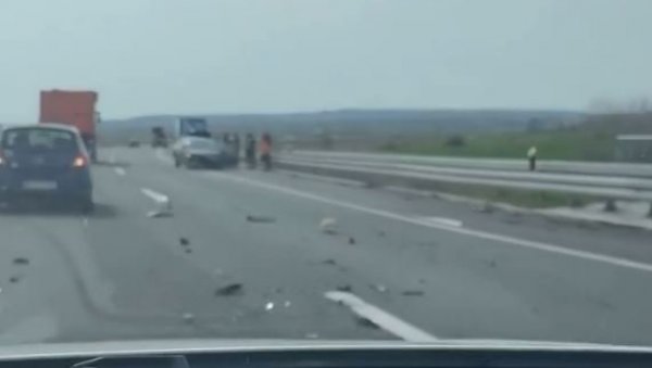 ДЕЛОВИ РАСУТИ ПО ПУТУ, ОД СИЛИНЕ УДАРА ОТПАО ТОЧАК: Саобраћајна несрећа на ауто-путу Милош Велики (ВИДЕО) ДЕЛОВИ РАСУТИ ПО ПУТУ, ОД СИЛИНЕ УДАРА ОТПАО ТОЧАК: Саобраћајна несрећа на ауто-путу Милош Велики (ВИДЕО)