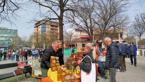 ПЧЕЛАРИ НА НА ОКУПУ У ПАРАЋИНУ: Одржан 11. Међународни сајам меда и пчеларства (ФОТО)