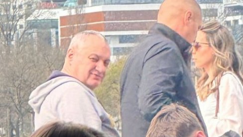 LICEMERJE OPOZICIJE NA DELU: Juče Ćuta, danas Milivojević - Uživa i Beogradu na vodi, a najgore ga je pljuvao (FOTO) LICEMERJE OPOZICIJE NA DELU: Juče Ćuta, danas Milivojević - Uživa i Beogradu na vodi, a najgore ga je pljuvao (FOTO)