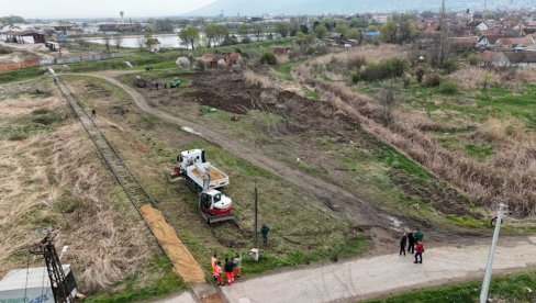 UMESTO DEPONIJE - 600 STABALA: U Vršcu počela prolećna sadnja drveća