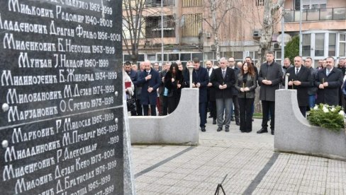 KOSOVSKA MITROVICA PAMTI UŽASE KOJE JE PROŽIVELA: Obeleženo 20 godina od martovskog pogroma (FOTO/VIDEO) KOSOVSKA MITROVICA PAMTI UŽASE KOJE JE PROŽIVELA: Obeleženo 20 godina od martovskog pogroma (FOTO/VIDEO)