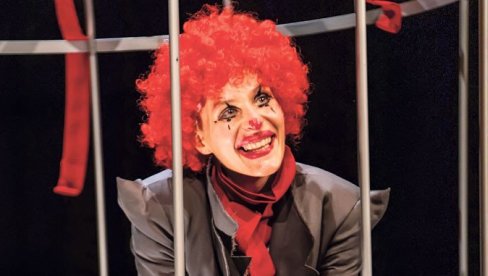 „BRAVO ZA KLOVNA“: Monodrama Minje Peković na sceni Kraljevačkog pozorišta „BRAVO ZA KLOVNA“: Monodrama Minje Peković na sceni Kraljevačkog pozorišta