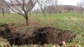 RUPA SE POJAVILA NIOTKUDA: Na plantaži lešnika misterija, otvorila se zemlja (FOTO) RUPA SE POJAVILA NIOTKUDA: Na plantaži lešnika misterija, otvorila se zemlja (FOTO)