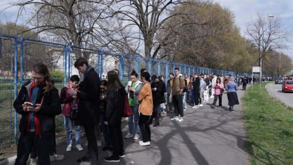 КАКО ГЛАСАЈУ РУСИ У БЕОГРАДУ: Испред биралишта формирана велика колона, појавили се и противници Путина (ФОТО) КАКО ГЛАСАЈУ РУСИ У БЕОГРАДУ: Испред биралишта формирана велика колона, појавили се и противници Путина (ФОТО)