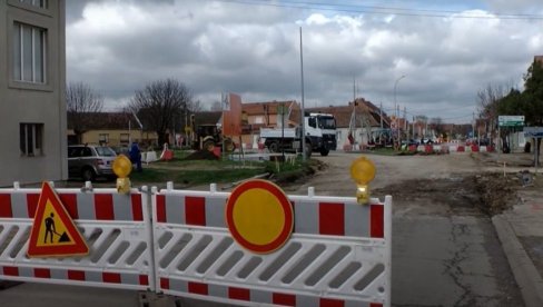 OPREZ U VRŠCU: Zbog izgradnje kružnog toka, teretnjaci idu i kroz strogi centar OPREZ U VRŠCU: Zbog izgradnje kružnog toka, teretnjaci idu i kroz strogi centar