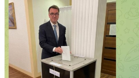 RUSI GLASALI I U CRNOJ GORI: Redovi do Amabasade Ruske Federacije u Podgorici RUSI GLASALI I U CRNOJ GORI: Redovi do Amabasade Ruske Federacije u Podgorici
