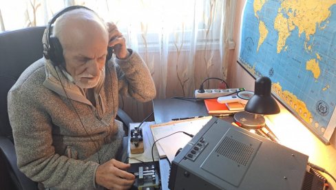 DEDA PLOVI NA KRATKIM TALASIMA: LJubo Vujošević (88) iz Podgorice odoleva novim tehnologijama i ne napušta morzeovu azbuku