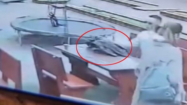 УКРАО НОВЧАНИК ЖЕНИ СА ДЕТЕТОМ БЕЗ ТРУНКЕ ОБРАЗА: Погледајте снимак крађе која је запалила друштвене мреже (ВИДЕО) УКРАО НОВЧАНИК ЖЕНИ СА ДЕТЕТОМ БЕЗ ТРУНКЕ ОБРАЗА: Погледајте снимак крађе која је запалила друштвене мреже (ВИДЕО)