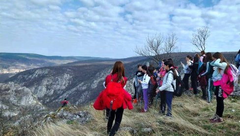 STAZOM PETRUŠKIH MONAHA: Planinari oživeli kanjon reke Crnice (FOTO) STAZOM PETRUŠKIH MONAHA: Planinari oživeli kanjon reke Crnice (FOTO)