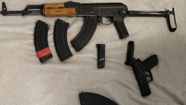 ПРЕТИО ВИШЕСТРУКИМ УБИСТВИМА: У Тузима код Подгорице ухапшен малолетник, пронашли му реплике оружја (ФОТО) ПРЕТИО ВИШЕСТРУКИМ УБИСТВИМА: У Тузима код Подгорице ухапшен малолетник, пронашли му реплике оружја (ФОТО)