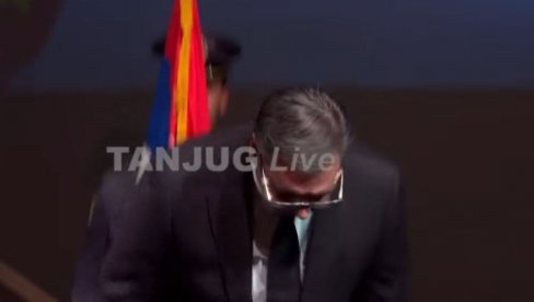 NISTE PALI UZALUD Vučić se poklonio senima junaka palih na KiM - Znaćemo da čuvamo sve što ste učinili za svoju otadžbinu (FOTO)