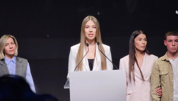 ДРУГАРИЦЕ ЋЕ У ЊЕНИМ ХАЉИНАМА ОТИЋИ НА МАТУРУ Сестра Ангелине Аћимовић - Модели су урађени по њеним скицама (ФОТО/ВИДЕО) ДРУГАРИЦЕ ЋЕ У ЊЕНИМ ХАЉИНАМА ОТИЋИ НА МАТУРУ Сестра Ангелине Аћимовић - Модели су урађени по њеним скицама (ФОТО/ВИДЕО)