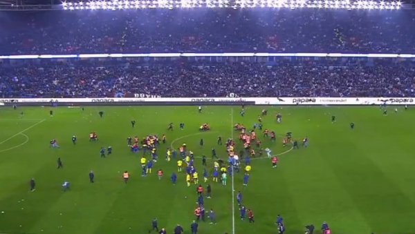 ЈЕЗИВО! ТАДИЋ СПАСАВАО ЖИВУ ГЛАВУ! Страшне сцене у Турској, навијачи само што нису убили фудбалере Фенербахчеа, ово се не памти! (ВИДЕО) ЈЕЗИВО! ТАДИЋ СПАСАВАО ЖИВУ ГЛАВУ! Страшне сцене у Турској, навијачи само што нису убили фудбалере Фенербахчеа, ово се не памти! (ВИДЕО)