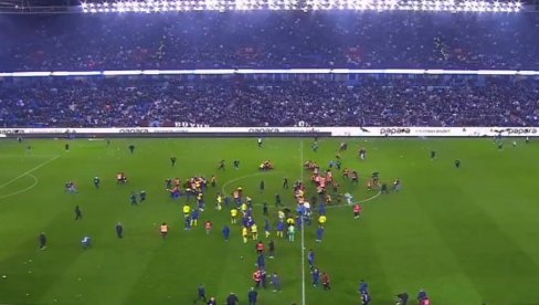 JEZIVO! TADIĆ SPASAVAO ŽIVU GLAVU! Strašne scene u Turskoj, navijači samo što nisu ubili fudbalere Fenerbahčea, ovo se ne pamti! (VIDEO) JEZIVO! TADIĆ SPASAVAO ŽIVU GLAVU! Strašne scene u Turskoj, navijači samo što nisu ubili fudbalere Fenerbahčea, ovo se ne pamti! (VIDEO)