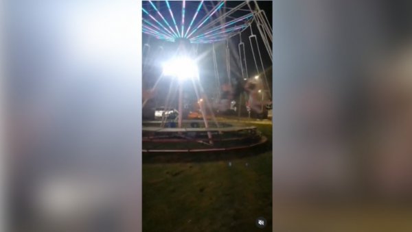 РИНГИШПИЛ ПУН ДЕЦЕ КРЕНУО ДА СЕ ЛОМИ И ПАДА: Драматичне сцене у Лазаревцу (ВИДЕО) РИНГИШПИЛ ПУН ДЕЦЕ КРЕНУО ДА СЕ ЛОМИ И ПАДА: Драматичне сцене у Лазаревцу (ВИДЕО)