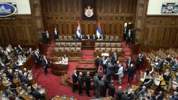 ОПОЗИЦИЈА ВЕЋ ДИВЉА У ПАРЛАМЕНТУ: Наставак конститутивне седнице Скупштине - Насрћу на говорницу и вичу ОПОЗИЦИЈА ВЕЋ ДИВЉА У ПАРЛАМЕНТУ: Наставак конститутивне седнице Скупштине - Насрћу на говорницу и вичу