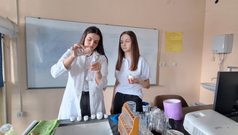 РЕЛАКС ИЗ ЂАЧКЕ КЛУПЕ: Ученичка компанија Средње школе Никола Тесла у Баточини спремна за нове изазове РЕЛАКС ИЗ ЂАЧКЕ КЛУПЕ: Ученичка компанија Средње школе Никола Тесла у Баточини спремна за нове изазове