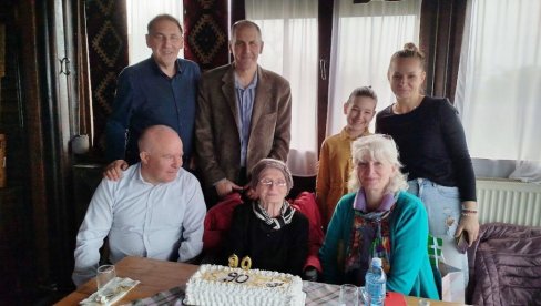 S LJUBAVLJU U DESETU DECENIJU: Miroslava Dišić oduvala 90 „godinica“ sa rođendanske torte (FOTO) S LJUBAVLJU U DESETU DECENIJU: Miroslava Dišić oduvala 90 „godinica“ sa rođendanske torte (FOTO)