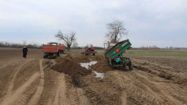 У ОКОЛИНИ СОМБОРА: Почео уређење атарских путева