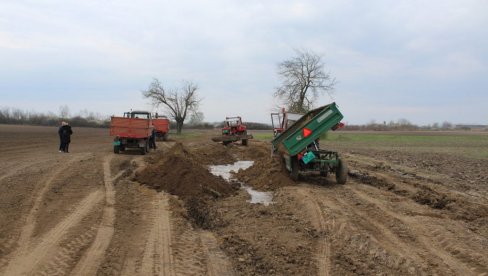U OKOLINI SOMBORA: Počeo uređenje atarskih puteva U OKOLINI SOMBORA: Počeo uređenje atarskih puteva