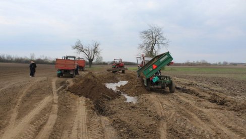 U OKOLINI SOMBORA: Počeo uređenje atarskih puteva